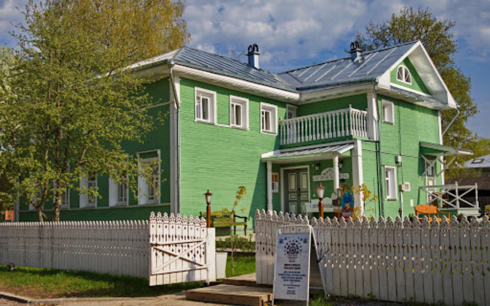 Здание Центра ремёсел "Резной Палисад" (улица Засодимского, 5)